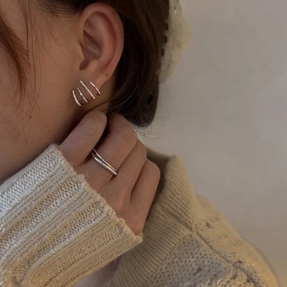 Claw earringsCharms Wrap huggie earrings, Dainty bridesmaid earrings for her - Picture 4 of 9